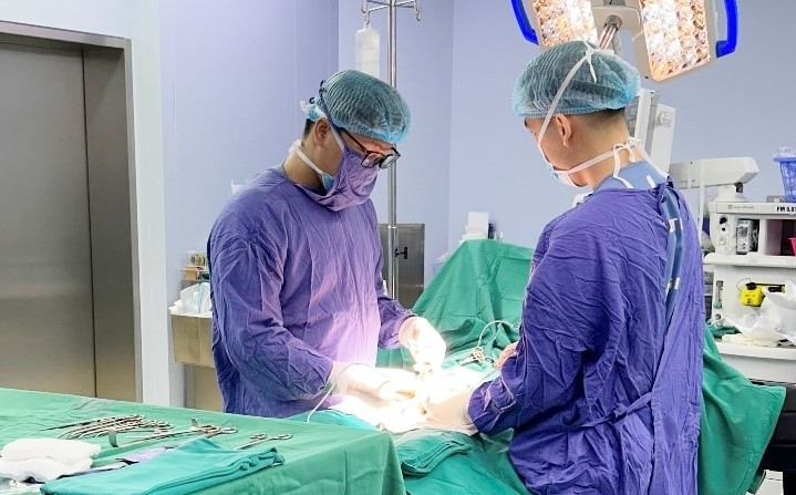 Bác sĩ cắt bỏ tổ chức viêm hoại tử cho người đàn ông. (Ảnh: BSCC)