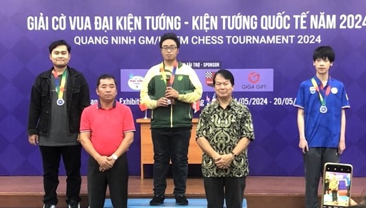Phạm Trần Gia Phúc (giữa) đạt chuẩn Đại kiện tướng quốc tế.