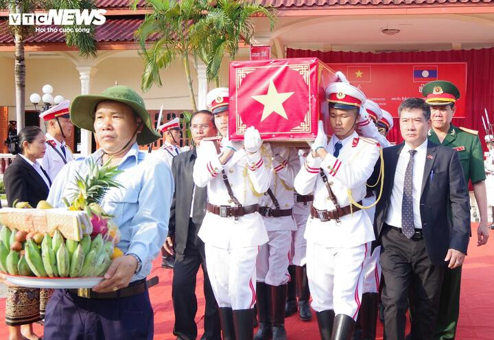 Tỉnh Salavan tiễn đưa 12 hài cốt liệt sỹ quân tình nguyện và chuyên gia Việt Nam hi sinh ở chiến trường Lào về nước. (Ảnh: Lê Quang Đạo)