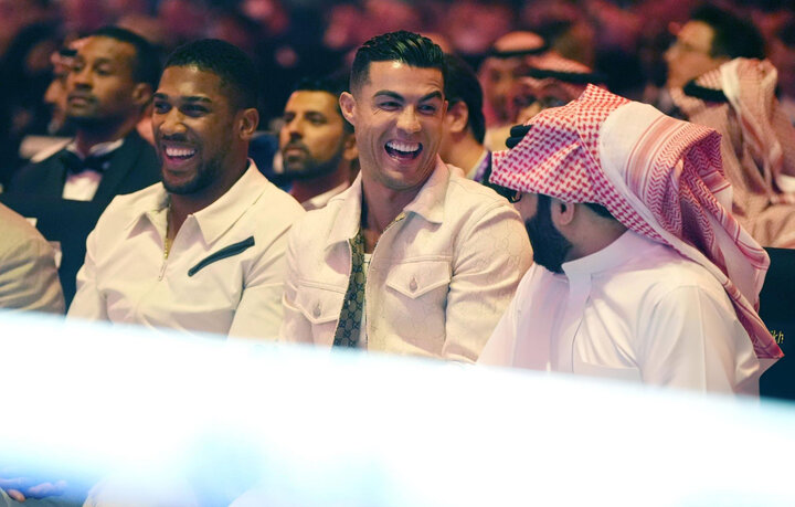 Ronaldo came to watch the boxing match to unify the heavyweight championship. (Photo: Getty Images)