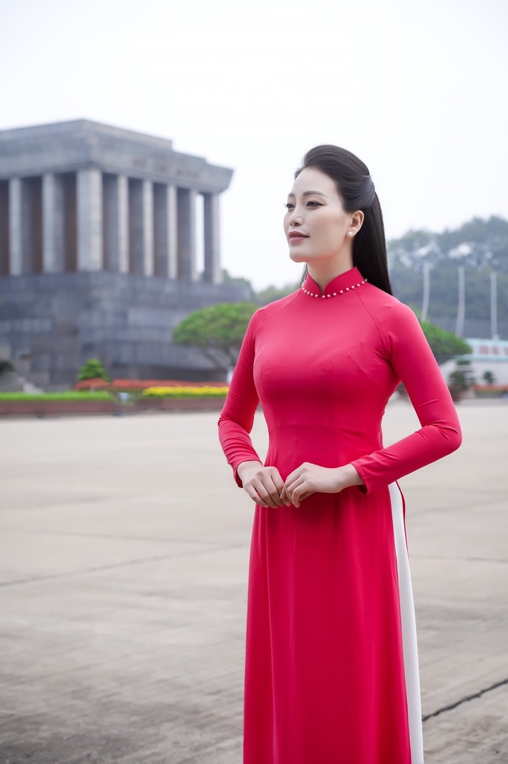 Sao Mai Huyền Trang thực hiện MV "Nợ ân tình để tìm hình của nước".