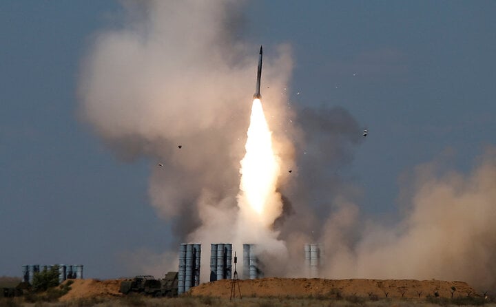 Tên lửa S-300 của quân đội Nga trong một cuộc diễn tập. (Ảnh: Reuters)