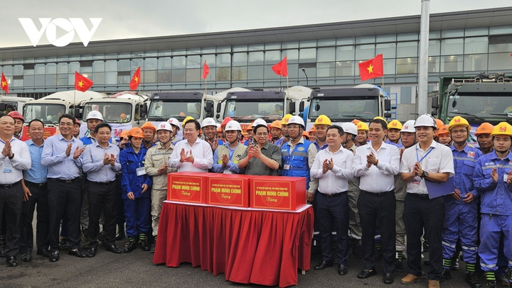 Thủ tướng tặng quà cho cán bộ, công nhân viên tại gói thầu xây dựng và cung cấp, lắp đặt thiết bị công trình mở rộng nhà ga hành khách T2, Cảng hàng không quốc tế Nội Bài.