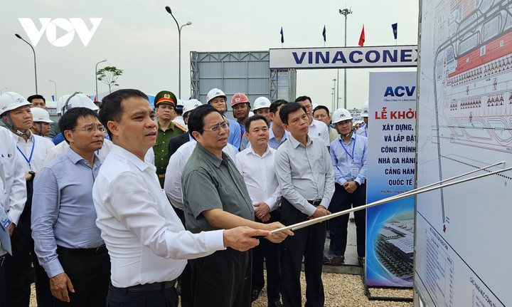 Thủ tướng kiểm tra gói thầu.