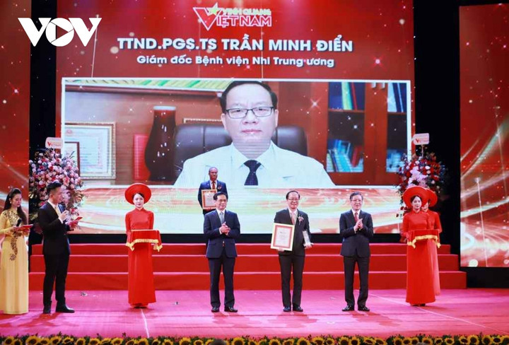 Thầy thuốc Nhân dân, PGS.TS. BS Trần Minh Điển được vinh danh trong chương trình "Vinh quang Việt Nam 2024".