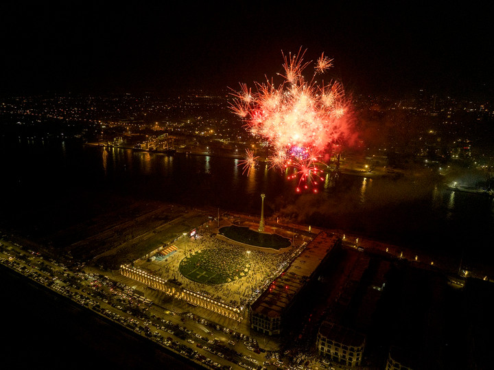 Show nhạc nước Phoenix Reborn hàng ngày, bắn pháo hoa 120m mỗi cuối tuần, đại nhạc hội, sự kiện lớn theo mùa… là những đặc trưng chỉ có tại phố đi bộ trên đảo Vũ Yên.