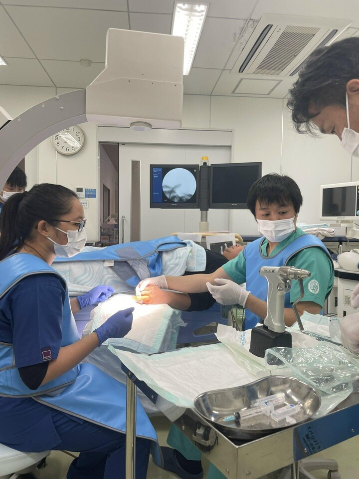 Bác sĩ Hằng trực tiếp tham gia vào quá trình phục hồi chức năng cho bệnh nhân dưới sự hướng dẫn của chuyên gia EMS.