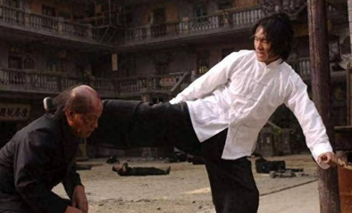 Theo lời Lương Tiểu Long, ông nhận được cát-sê bèo bọt cho vai diễn xấu xí nhất trong sự nghiệp của mình.