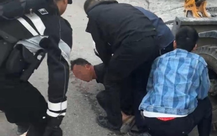 Người đàn ông tấn công bằng dao tại bệnh viện ở tỉnh Vân Nam bị cảnh sát khống chế hồi đầu tháng 5. (Ảnh: MXH Trung Quốc)