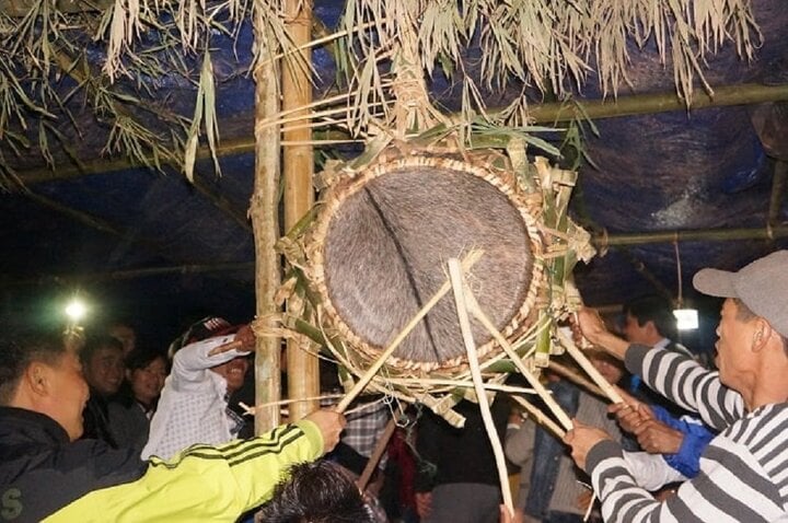 Lễ hội đập trống của Người Ma coong ở Quảng Bình.