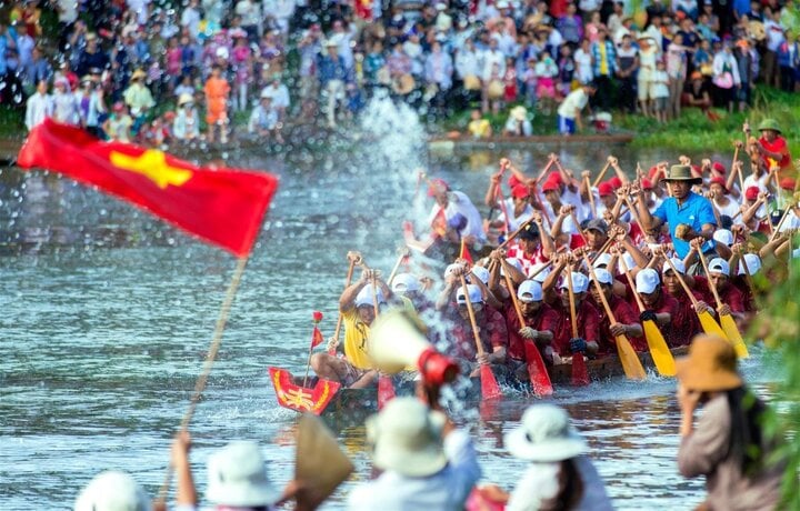 Lễ hội đua thuyền truyền thống trên sông Kiến Giang là lễ hội ở Quảng Bình.