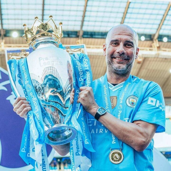 HLV Pep Guardiola bên cạnh chiếc cúp Ngoại hạng Anh 2023/24 lịch sử