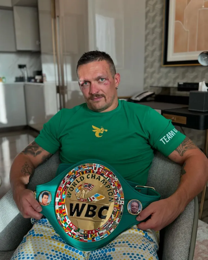 Usyk cùng đai vô địch WBC giành được từ Fury.