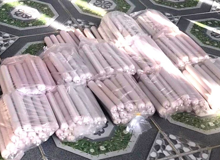 250 thỏi thuốc nổ do Nguyễn Minh Viễn giao nộp. (Ảnh: Công an TP. Kon Tum)