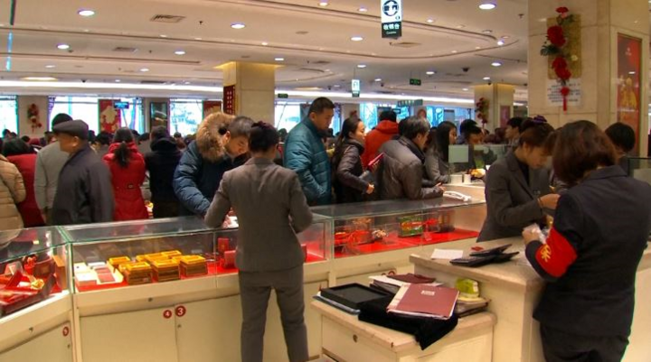 Người dân chen nhau mua vàng tai một cửa hàng ở Bắc Kinh, Trung Quốc. (Ảnh: CCTV)