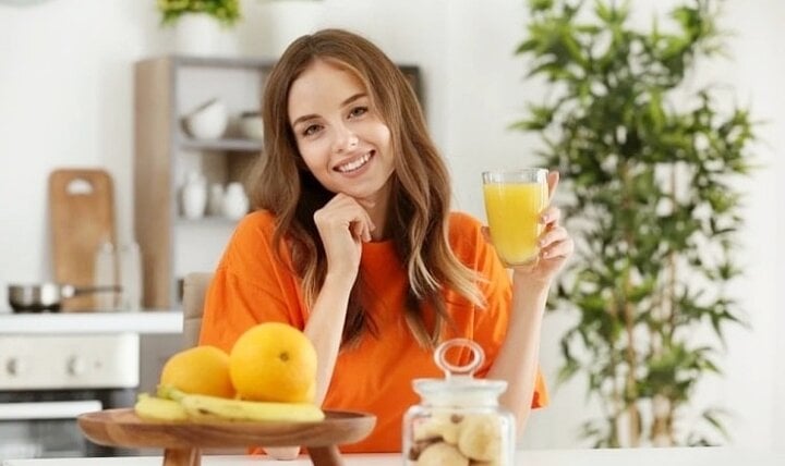 Nước cam mang lại nhiều giá trị cho sức khỏe nhưng không phải lúc nào uống cũng tốt. (Ảnh minh hoạ)