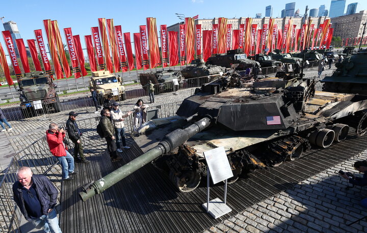 Xe tăng M1 Abrams do Mỹ chế tạo bị bắn cháy ở chiến trường Ukraine được trưng bày tại Moskva (Nga). (Ảnh: TASS)