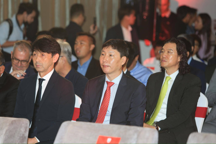 HLV Kim Sang-sik (đội tuyển Việt Nam) ngồi cạnh ông Masatada Ishii (Thái Lan). Phía sau là ông Kim Pan-gon (HLV đội tuyển Malaysia).