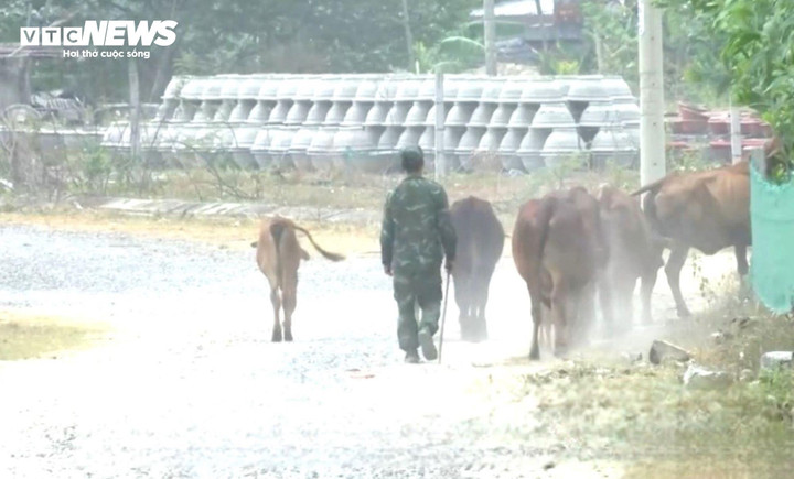 Đường rải đá cấp phối, mùa nắng nóng bụi bay mù mịt.
