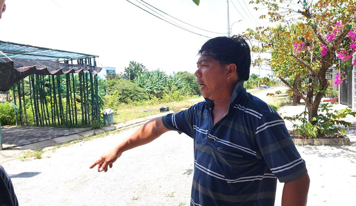 Ông Bùi Tiến Chung bày tỏ bức xúc vì nhiều năm qua phải sống cảnh nắng bụi mưa lầy tại khu tái định cư.