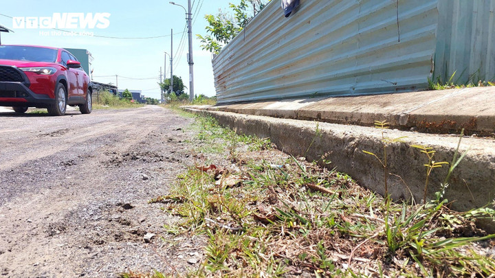 Các tuyến đường tại khu tái định cư hoàn thành bó vỉa nhưng hơn 10 năm nay vẫn không được hoàn thiện thảm nhựa.