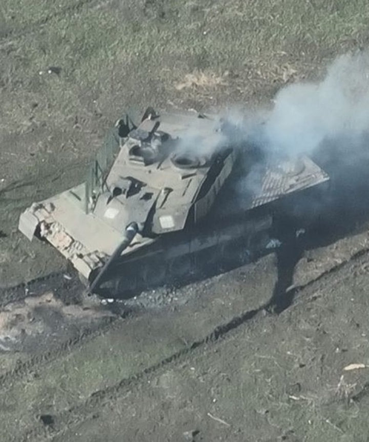 Chiếc Leopard 2A6 của Ukraine bị UAV Nga tiêu diệt.