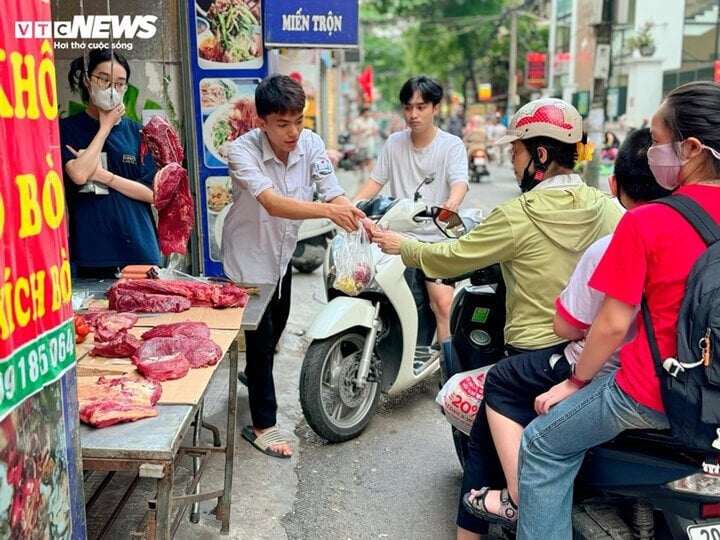 Nhiều gia đình ở Hà Nội đau đầu với bài toán chi tiêu khi giá các loại hàng hoá, thực phẩm ngày càng leo thang. (Ảnh: Viên Minh)