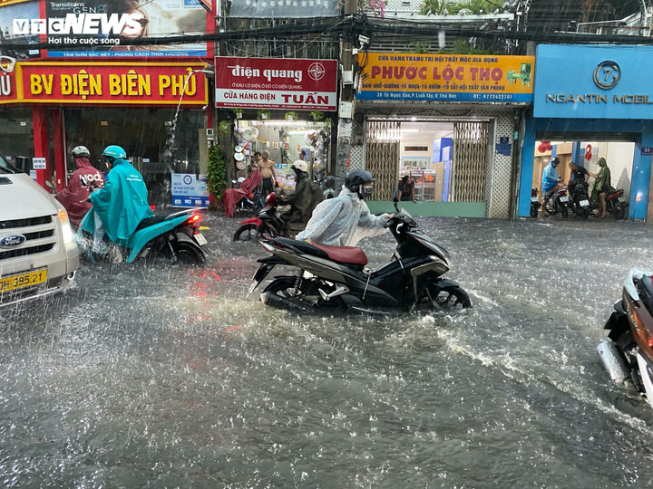 TP.HCM hôm nay 22/5, có mây, ngày nắng nóng, chiều và tối mưa giảm, nhiệt độ dao động trong khoảng 34 độ C.