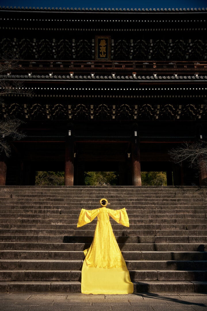 Khi đến ngôi chùa cổ Chion-in (Kyoto), Đinh Hiền Anh khoác lên bộ cổ phục vàng rực rỡ với phần tà dài quét đất, ống tay loe rộng.