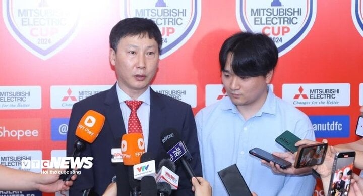 HLV Kim Sang-sik trả lời phỏng vấn sau lễ bốc thăm AFF Cup.