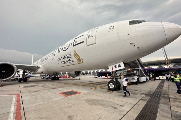 Theo Singapore Airlines, chiếc Boeing 777-300ER mang số hiệu SQ321 đi vào vùng nhiễu động nghiêm trọng khi đang bay trên lưu vực sông Irrawaddy của Myanmar ở độ cao hơn 11.200m, đúng thời điểm tổ bay phục vụ bữa ăn cho hành khách.