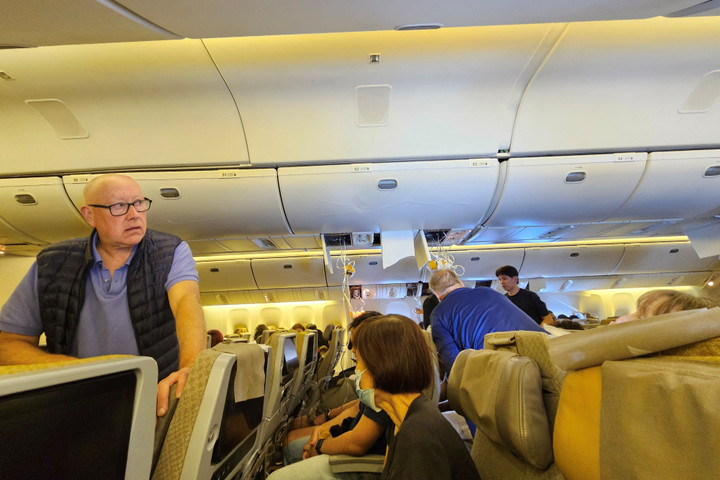 Thời điểm xảy ra sự cố, trên máy bay có 211 hành khách và 18 thành viên phi hành đoàn, mang quốc tịch Australia, Canada, Đức, Ấn Độ, Indonesia, Iceland, Ireland, Israel, Malaysia, Myanmar, New Zealand, Philippines, Singapore, Hàn Quốc, Tây Ban Nha, Anh và Mỹ.