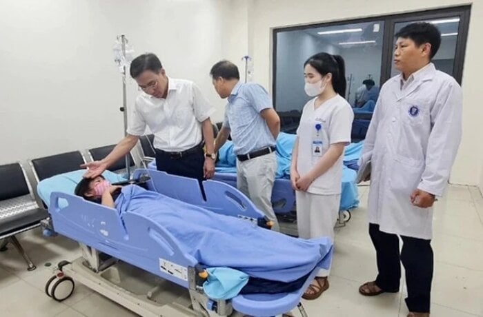 Lãnh đạo Sở Y tế Vĩnh Phúc thăm hỏi bệnh nhân tại Bệnh viện Hữu nghị Lạc Việt. (Ảnh: Báo Vĩnh Phúc)
