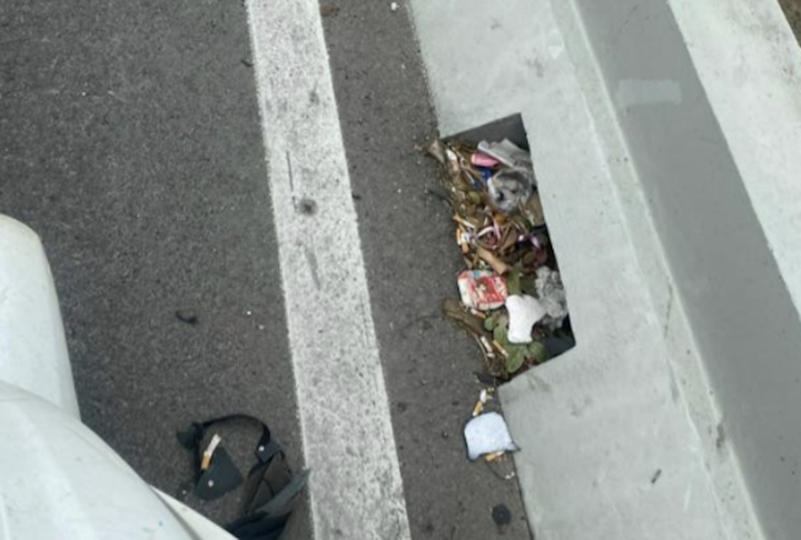 Rác thải bịt kín lỗ thoát nước trên cầu Vĩnh Tuy 2.