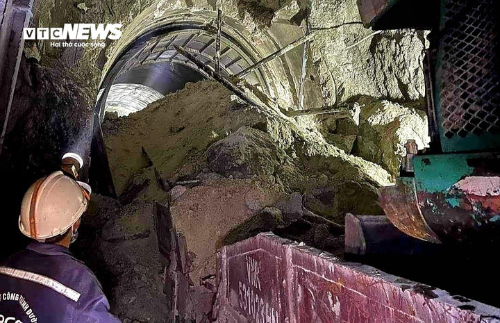 Hiện trường sạt lở hầm đường sắt Chí Thạnh trưa 21/5.