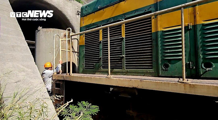 Đưa nhiều máy móc vào hầm để nhanh chóng khắc phục sạt lở.