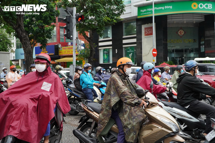 TP.HCM hôm nay 21/5, từ sáng đến đầu giờ chiều có nắng nóng, chiều tối mưa rào, dông vài nơi.