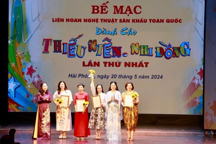 Bà Trần Thị Hoàng Mai - Giám đốc Sở Văn hóa và Thể thao Hải Phòng - trao huy 4 chương Vàng cho vở diễn.