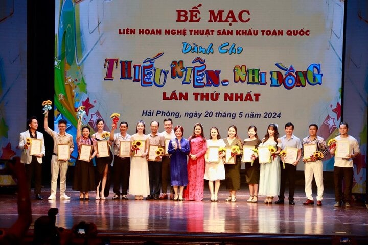NSND Trần Ly Ly - Quyền Cục trưởng Cục Nghệ thuật biểu diễn - trao huy chương Vàng cho các diễn viên xuất sắc.