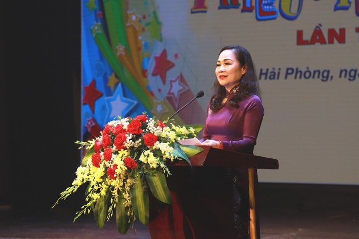 NSND Trịnh Thúy Mùi - Chủ tịch Hội Nghệ sĩ sân khấu Việt Nam - phát biểu tại lễ bế mạc.