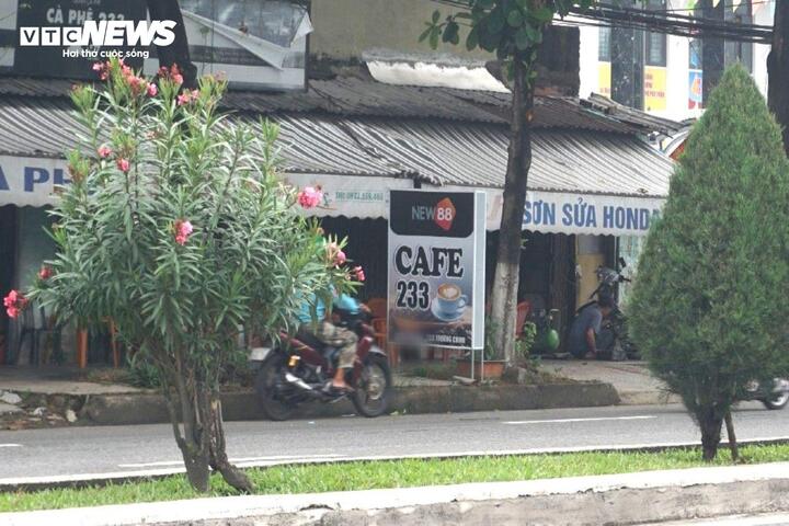 Quán cà phê đặt biển bán hàng có logo New88.