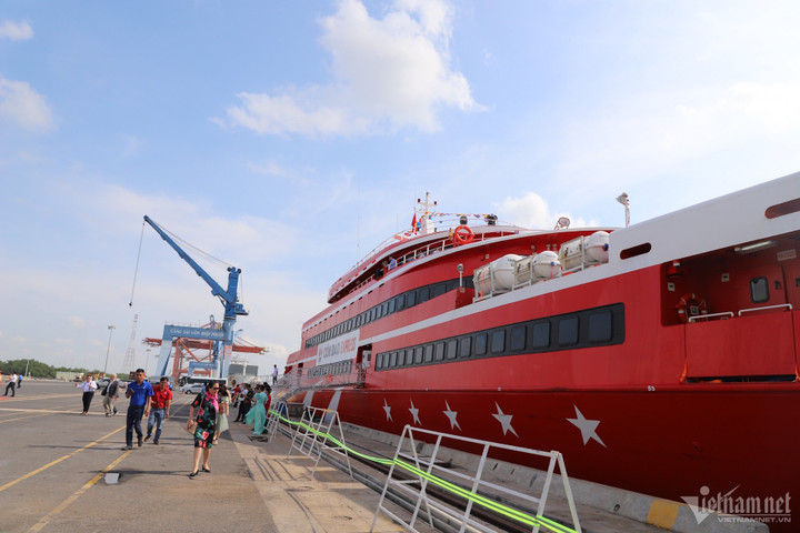 Tàu cao tốc TPHCM- Côn Đảo đậu đón khách tại cảng Sài Gòn- Hiệp Phước. (Ảnh: Tuấn Kiệt)