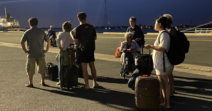 Hành khách đi tàu cao tốc TP.HCM - Côn Đảo chờ xe trung chuyển tại cảng Sài Gòn- Hiệp Phước để vào trung tâm thành phố. (Ảnh: Đan Thư)