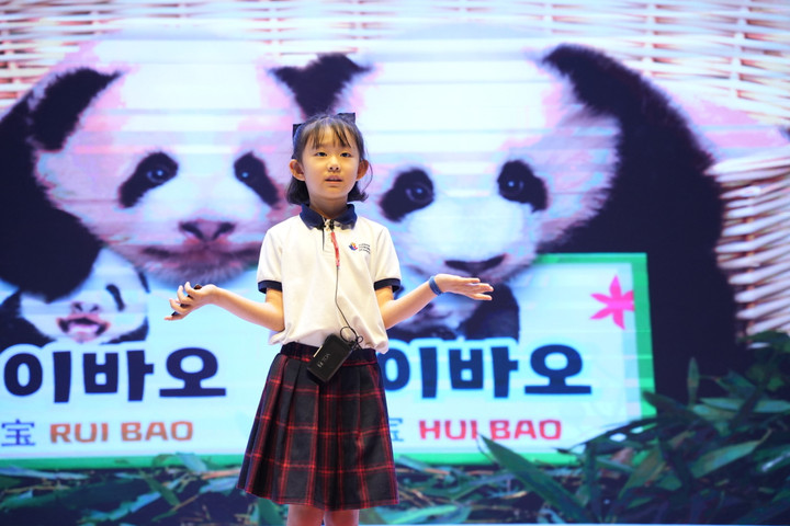 Học sinh tự tin thuyết trình về các vấn đề môi trường và xã hội.