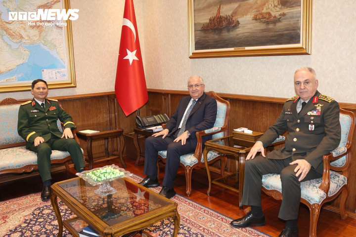 Trung tướng Phạm Trường Sơn trao đổi với Bộ trưởng Quốc phòng Thổ Nhĩ Kỳ Yasar Guler. Cùng tham dự buổi làm việc có Đại tướng Metin Gurak (ngoài cùng bên phải), Tổng tham mưu trưởng Quân đội Thổ Nhĩ Kỳ.