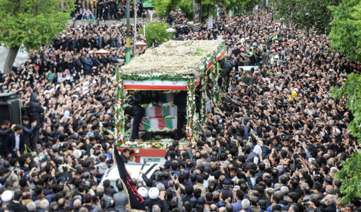 Hàng nghìn người tập quanh xe chở linh cữu cố Tổng thống Iran Ebrahim Raisi ở Tabriz ngày 21/5. (Ảnh: Getty)