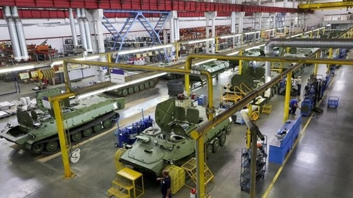 Một nhà máy sản xuất phương tiện chiến đấu của Nga.