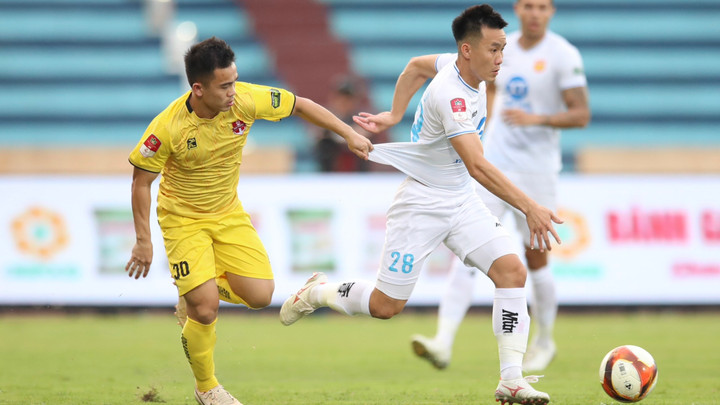 CLB Hải Phòng (áo vàng) đánh bại Nam Định.