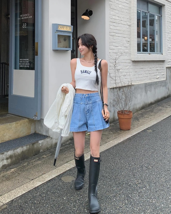 Công thức áo croptop và quần shorts mang đến sự quyến rũ, phóng khoáng, giúp phong cách mùa hè của các nàng thêm nổi bật.