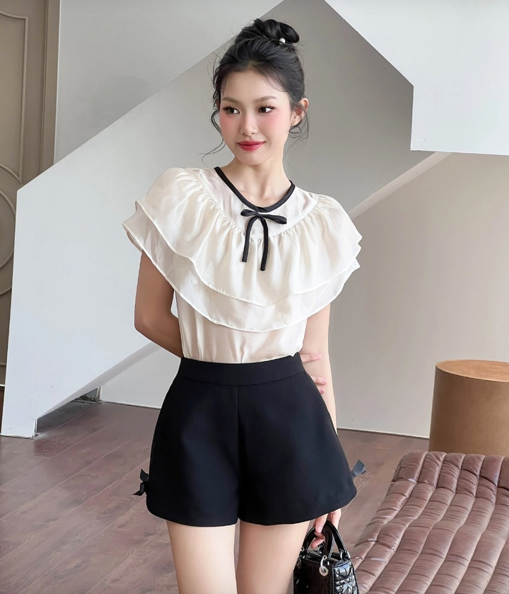 Chiếc quần shorts cạp cao cùng áo sơ mi bèo dành cho các nàng yêu thích sự nữ tính.